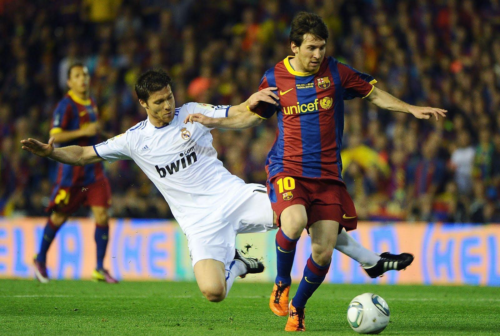 Xabi Alonso y Messi
